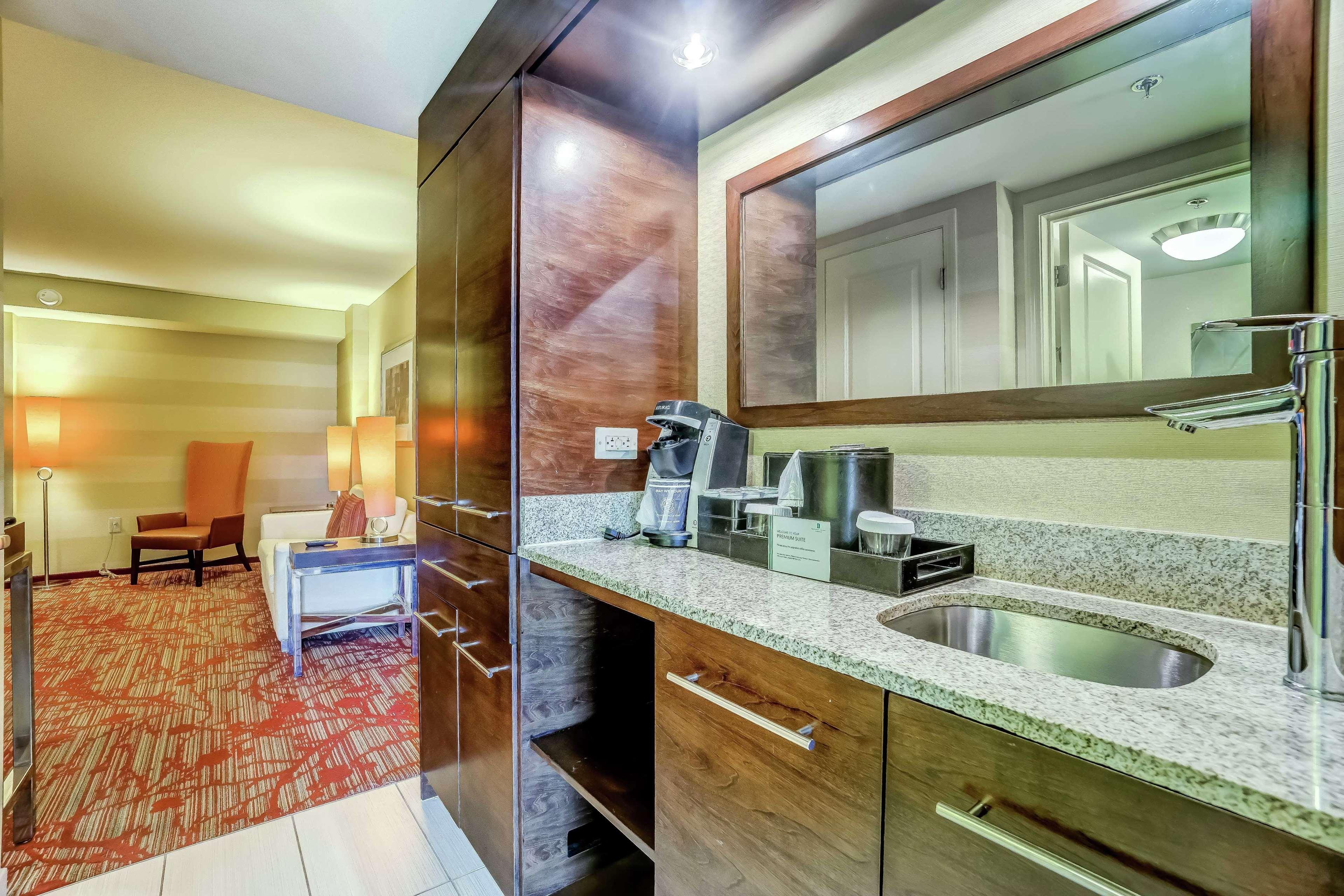 Embassy Atlanta - Town Center 4*