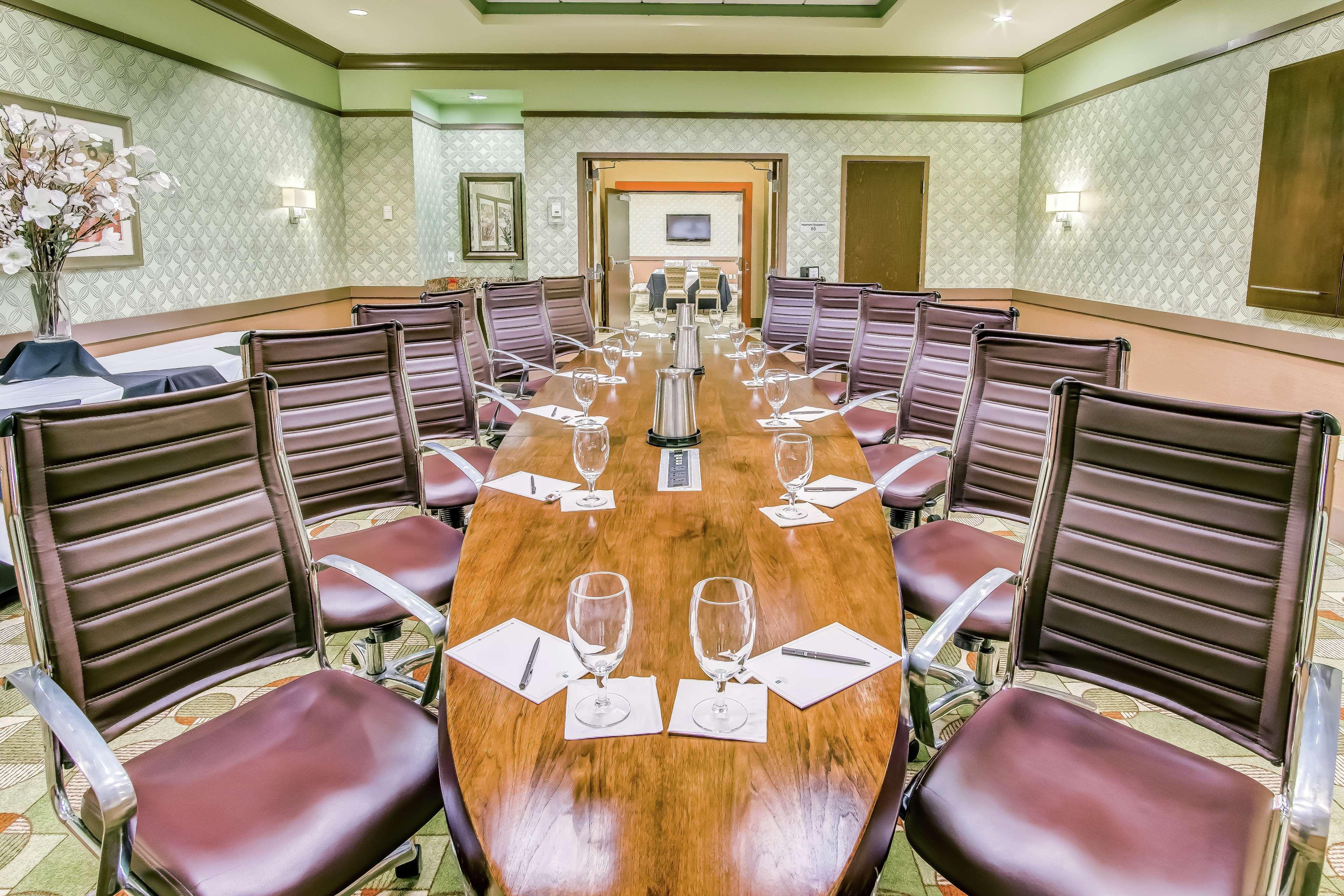 Embassy Atlanta - Town Center 4*